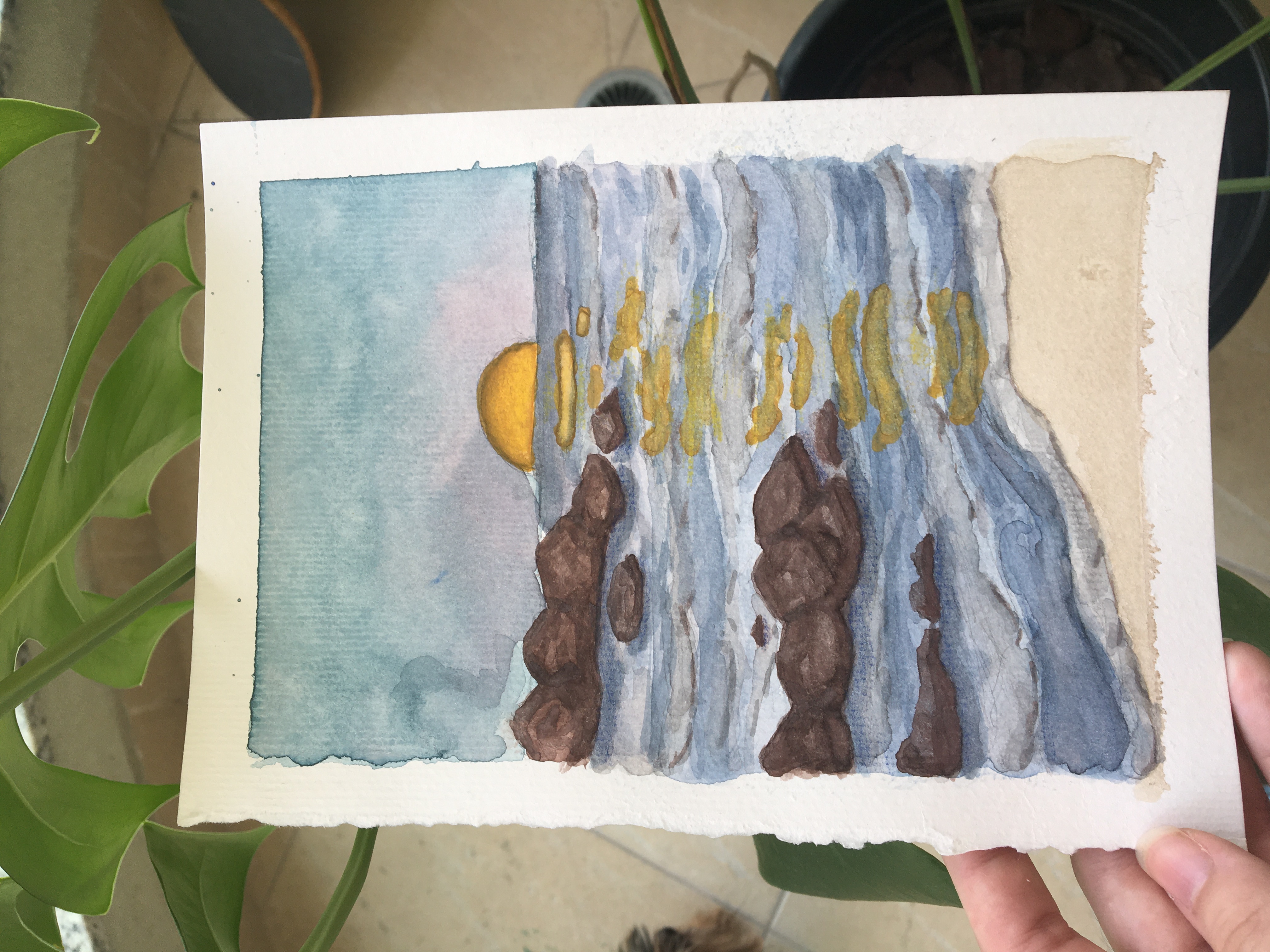 Arte feita em aquarela, nessa arte tem uma representação de um por do sol na praia